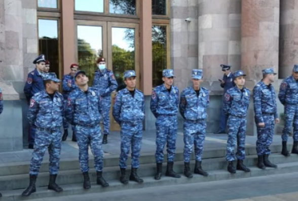 Акция протеста родственников пленных и без вести пропавших перед зданием Правительства (видео)